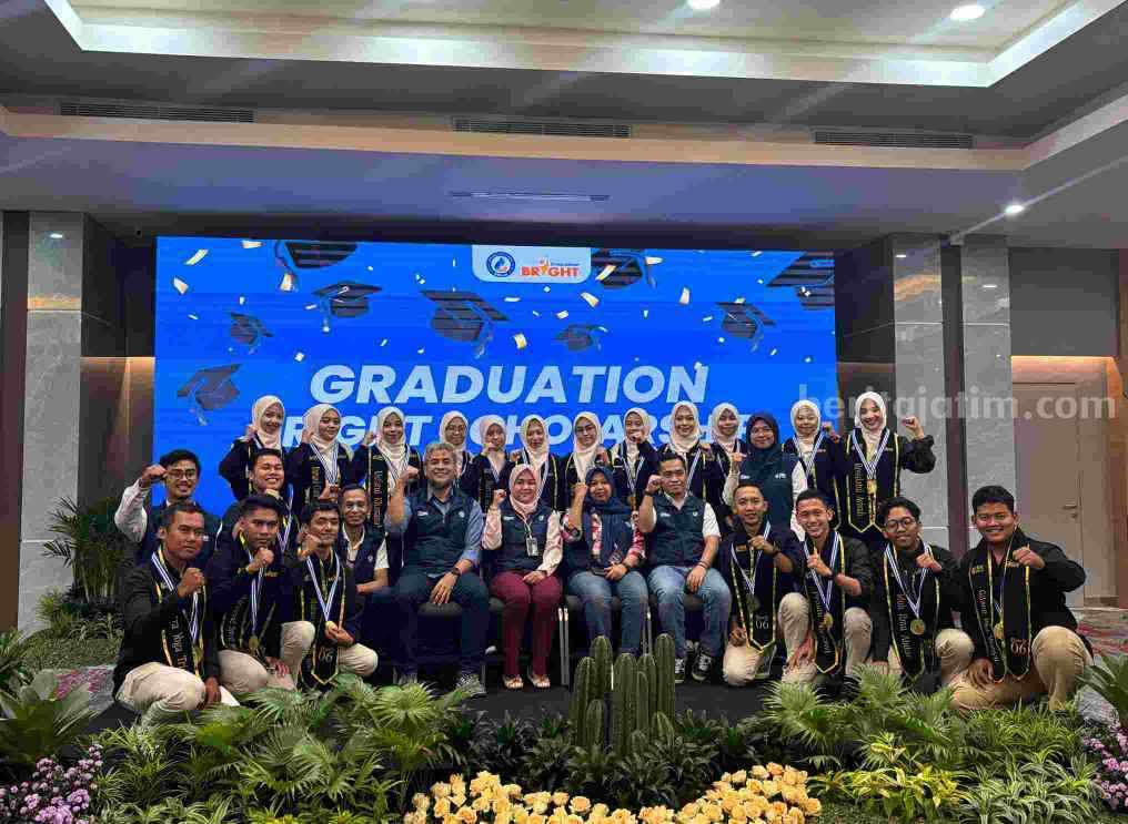 21 Mahasiswa Awardee Bright Scholarship yang baru saja diwisuda (Foto: Dani Alifian/beritajatim.com)