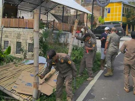 Petugas membongkar paksa pos penjaja sewa villa di kawasan wisata di Kecamatan Pacet, Kabupaten Mojokerto. [Foto : ist]