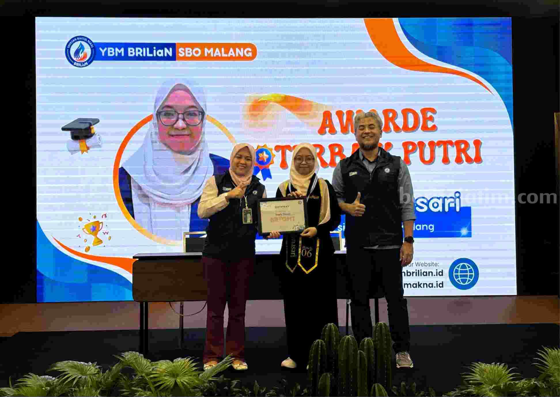 Wisudawati terbaik diantara mahasiswa awardee bright scholarship (Foto: Dani Alifian/beritajatim.com)