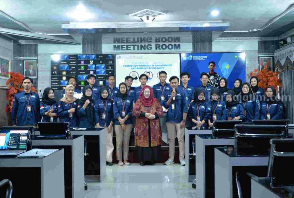 Dekan FEB Unisma bersama mahasisa peserta Sinau digital marketing (Foto: Istimewa)