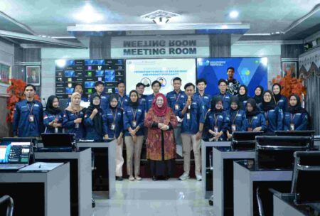SME FEB Unisma Ajak Mahasiswa ‘Sinau’ Digital Marketing Dekan FEB Unisma bersama mahasisa peserta Sinau digital marketing (Foto: Istimewa)