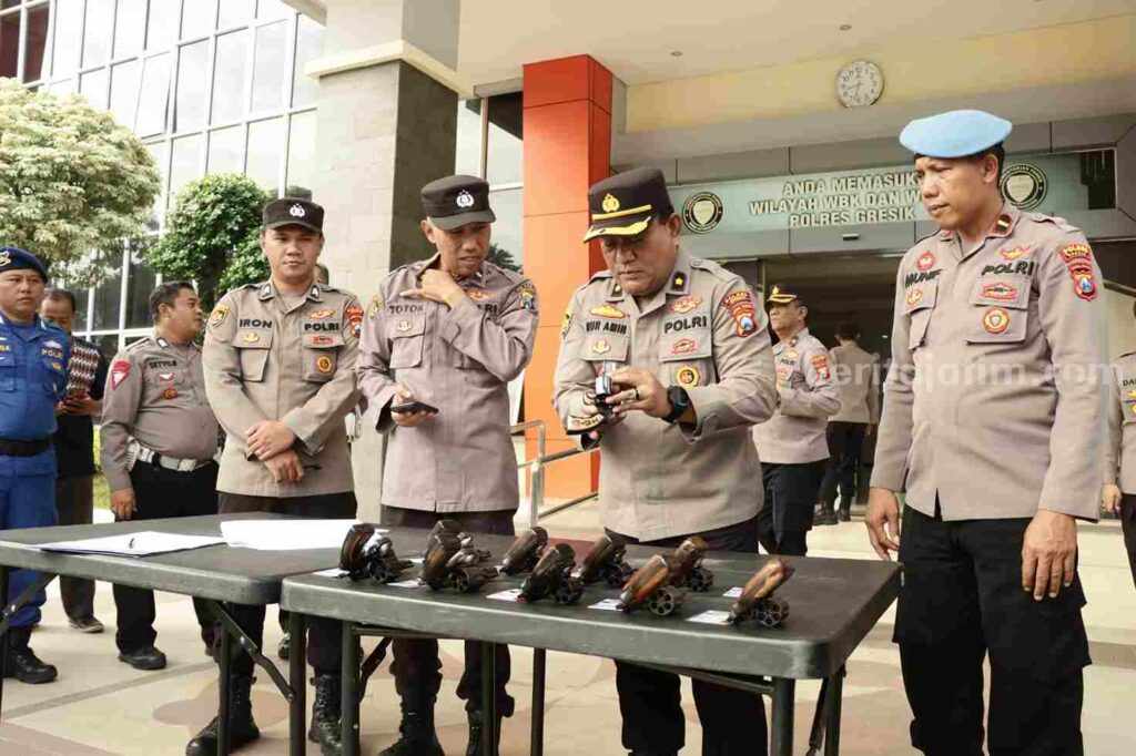 Foto senpi anggota Polres Gresik saat diperiksa kelengkapan suratnya.