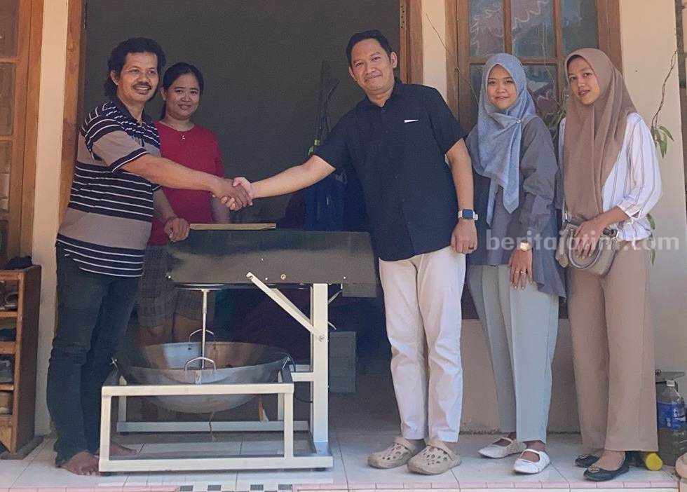 Tim UM berikan mesin pengaduk jenang (Foto: Istimewa)