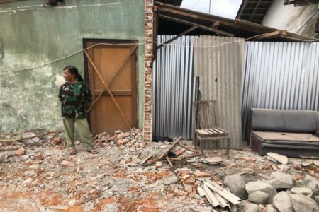 Rumah milik keluarga Nunik Dyah Retno Sulistyowati di Kelurahan Bendogerit Kecamatan Sananwetan Kota Blitar dirobohkan paksa, Senin (22/07/2024). (Foto : Winanto/beritajatim.com)