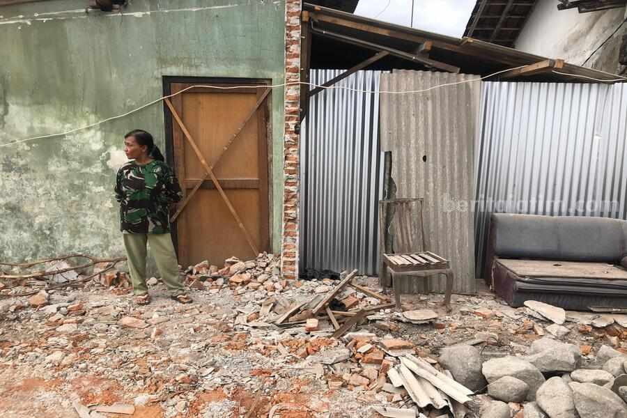 Rumah milik keluarga Nunik Dyah Retno Sulistyowati di Kelurahan Bendogerit Kecamatan Sananwetan Kota Blitar dirobohkan paksa, Senin (22/07/2024). (Foto : Winanto/beritajatim.com)