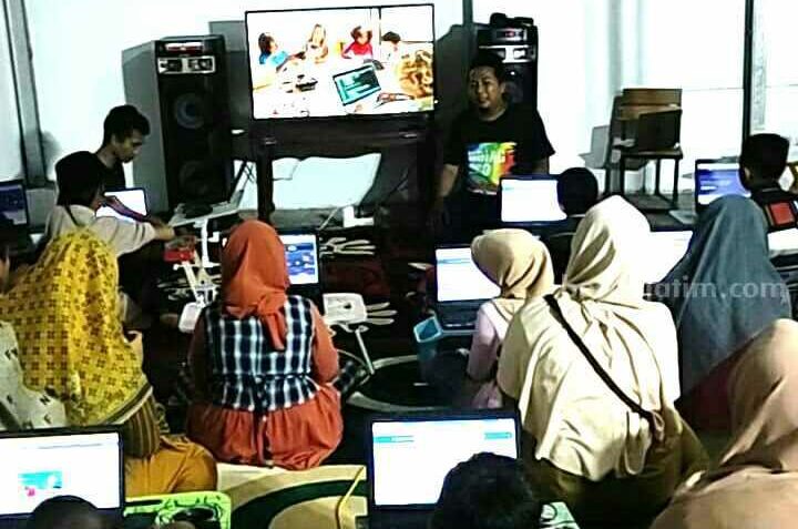 Pelatihan kelas coding yang digelar sejumlah komunitas di Kecamatan Jatirejo, Kabupaten Mojokerto. [Foto: Ist]