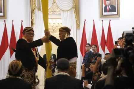 Bupati Sugiri Sancoko menyerahkan pusaka Payung Songsong Kiai Tunggul Wulung untuk dikirab bedol pusaka dari Pringgitan, rumah dinas Bupati Ponorogo ke Pendopo Makam Raden Batoro Katong. (Foto/Istimewa)