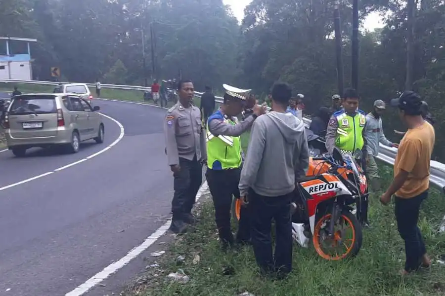 Pemuda Magetan Tabrak Guardrail, Terjun ke Jurang 4 Meter di Sarangan
