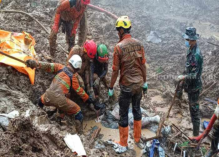 Pencarian korban terakhir korban tanah longsor di Kesamben, Blitar, Minggu (7/7/2024). (Foto : Winanto/beritajatim.com)