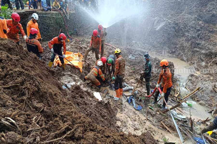 Pencarian korban terakhir korban tanah longsor di Kesamben, Blitar, Minggu (7/7/2024). (Foto : Winanto/beritajatim.com)