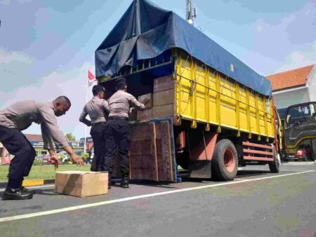 Hendak Dikirim ke 3 Kota, Polres Mojokerto Kota Amankan 925 Botol Miras Ilegal