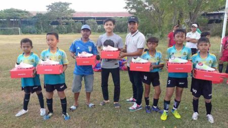 Freeport Indonesia di Gresik Bagikan Sepatu Gratis ke SSB Ring Satu PSSI Gresik