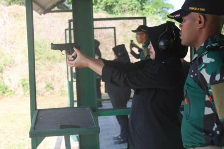Petugas Lapas Pasuruan Asah Kemampuan Menembak di Yonkav 8 Pasuruan