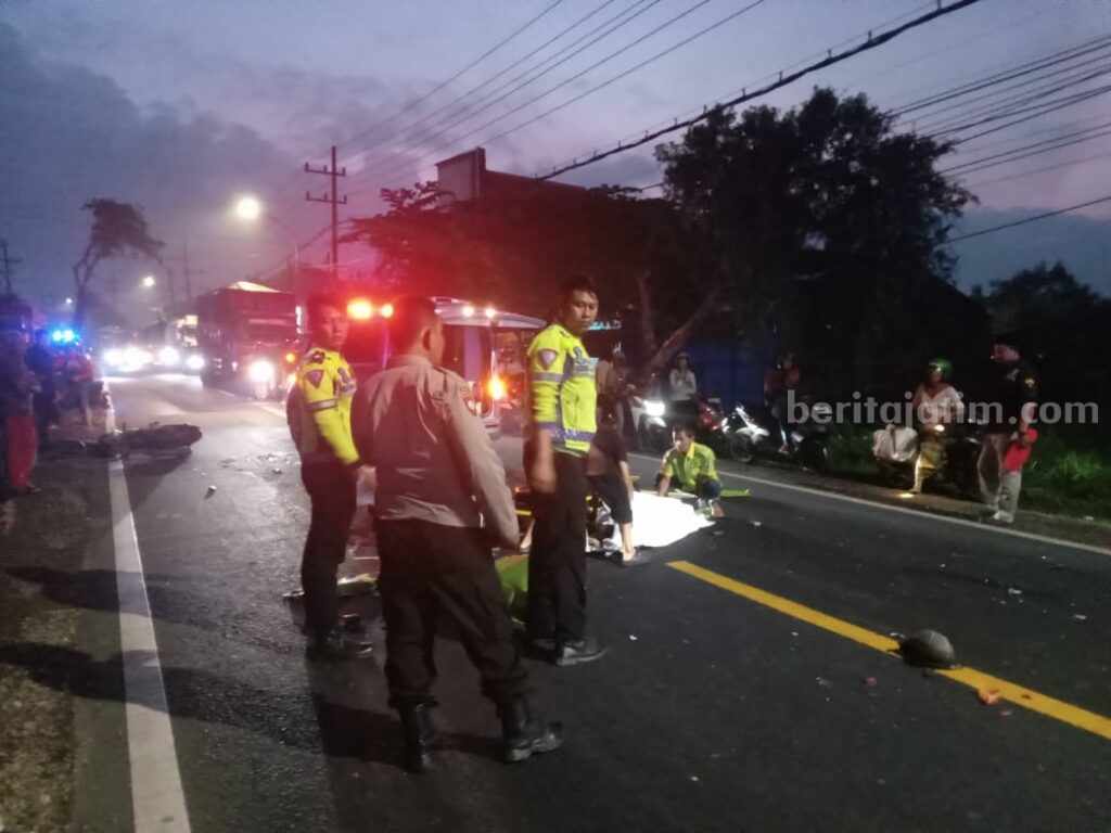 Foto polisi saat mengevakuasi korban usai terjadi kecelakaan truk tangki dengan dua pengendara motor.