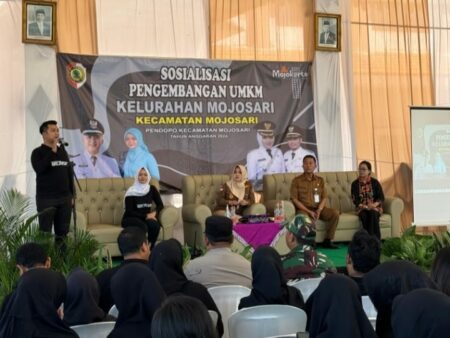 Lurah Mojosari, Agastya Yoga Rinaldhy saat memberikan sambutan dalam Sosialisasi Pengembangan UMKM di Pendopo Kecamatan Mojosari, Selasa (9/7/2024). [Foto: Ist]
