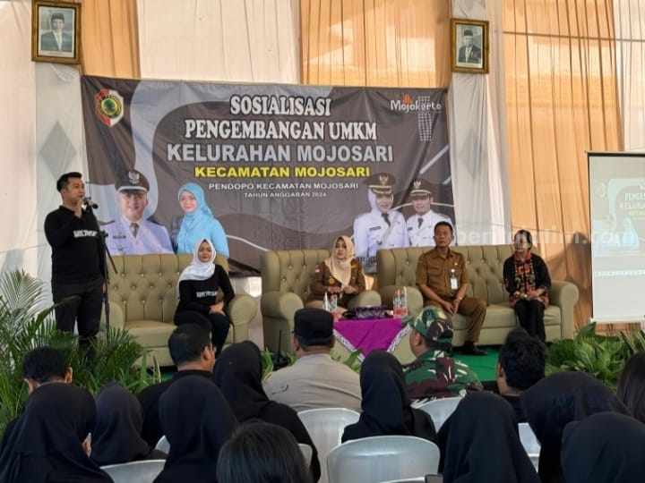 Lurah Mojosari, Agastya Yoga Rinaldhy saat memberikan sambutan dalam Sosialisasi Pengembangan UMKM di Pendopo Kecamatan Mojosari, Selasa (9/7/2024). [Foto: Ist]