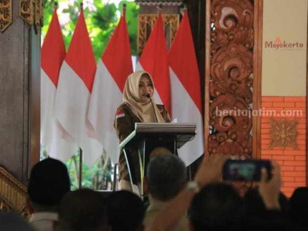 Bupati Mojokerto Ikfina Fahmawati saat menghadiri Peringatan Tahun Baru Islam 1446 Hijriah di GMT Pemkab Mojokerto. [Foto: Ist]