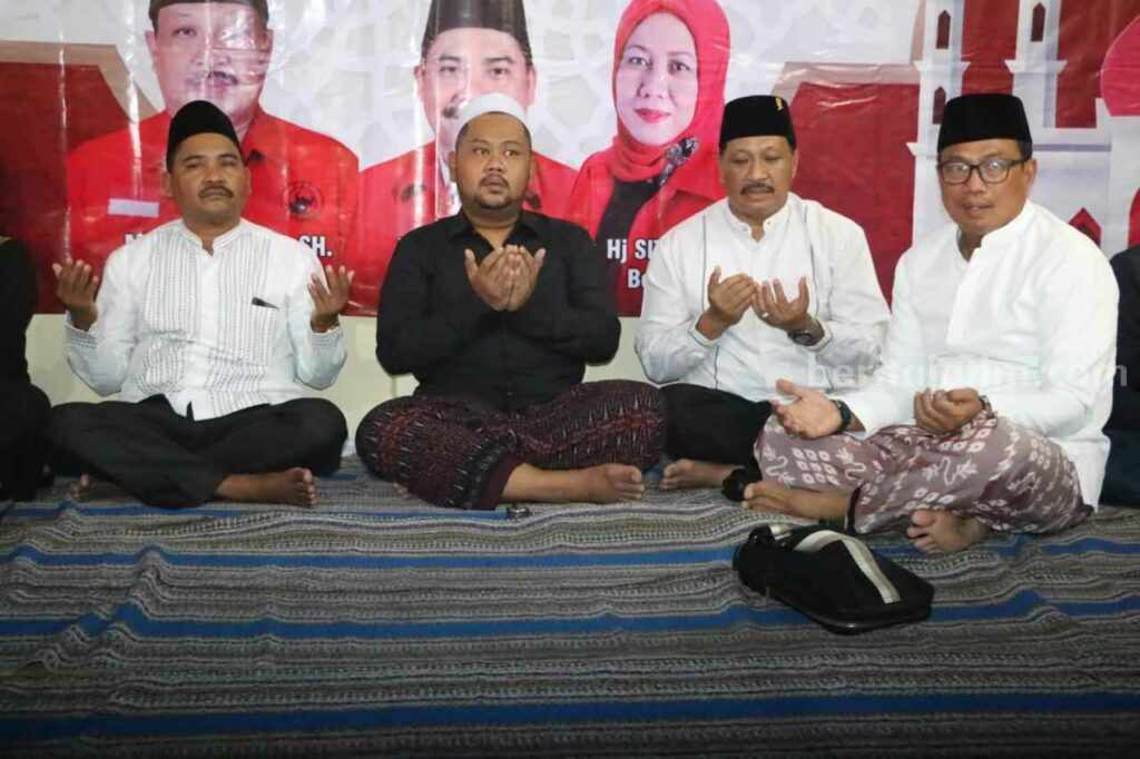 Foto Gus Yani (baju hitam) didampingi Ketua DPC PDIP Gresik Mujid Riduan (dua dari kanan) saat acara syukuran.