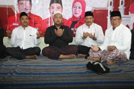 Gus Yani Langsung Tasyakuran usai Dapat Surat Tugas DPP PDIP Maju Pilkada Gresik Foto Gus Yani (baju hitam) didampingi Ketua DPC PDIP Gresik Mujid Riduan (dua dari kanan) saat acara syukuran.