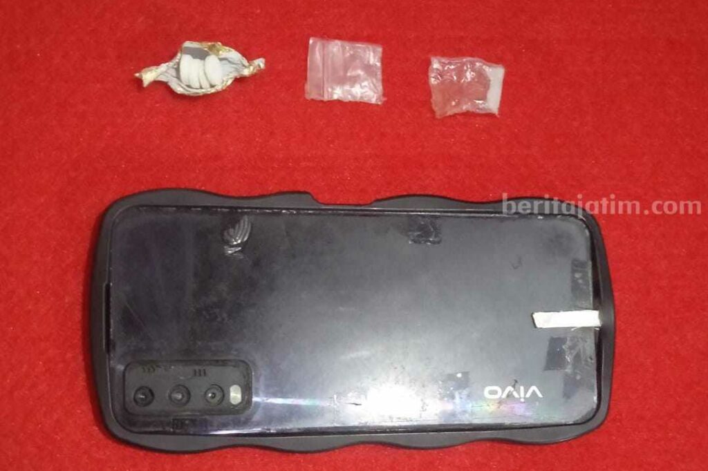Barang bukti sabu dan Pil double Y milik tersangka AH (Foto: Ist)