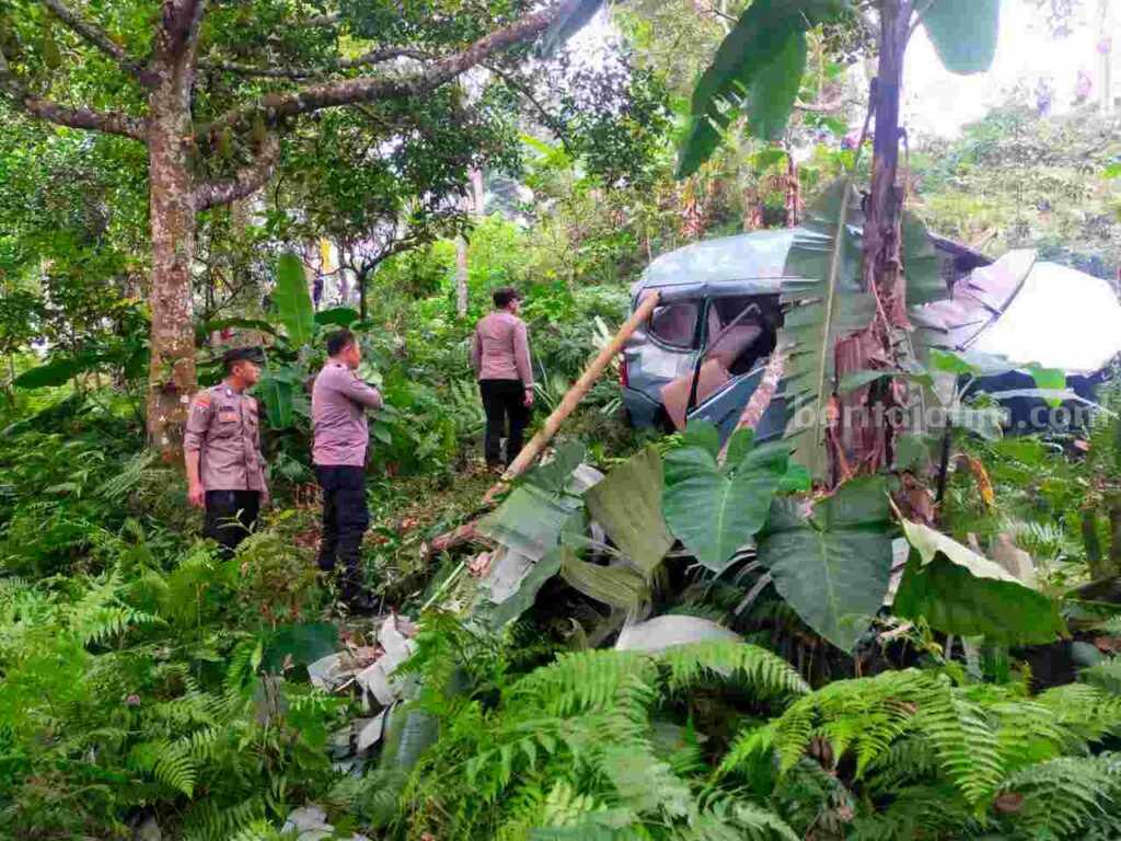 Kondisi mobil rombongan wisatawan asal Surabaya yang masuk jurang di turunan area AMD Desa Sendi, Kecamatan Pacet, Kabupaten Mojokerto, Rabu (10/7/2024). [Foto: Ist]
