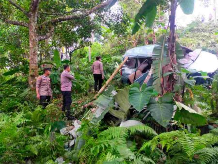 Kondisi mobil rombongan wisatawan asal Surabaya yang masuk jurang di turunan area AMD Desa Sendi, Kecamatan Pacet, Kabupaten Mojokerto, Rabu (10/7/2024). [Foto: Ist]