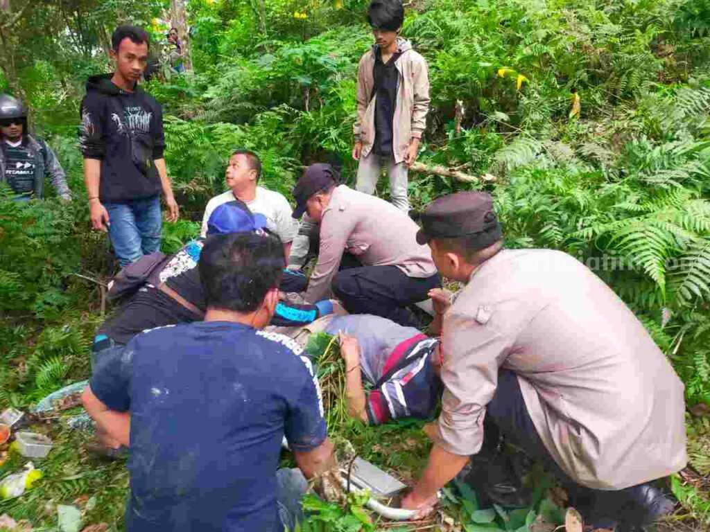 Evakuasi korban kecelakaan tunggal di Jalan Raya Batu-pacet tepatnya di turunan area AMD Desa Sendi, Kecamatan Pacet, Kabupaten Mojokerto, Rabu (10/7/2024). [Foto: Ist]