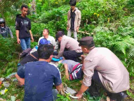 Evakuasi korban kecelakaan tunggal di Jalan Raya Batu-pacet tepatnya di turunan area AMD Desa Sendi, Kecamatan Pacet, Kabupaten Mojokerto, Rabu (10/7/2024). [Foto: Ist]