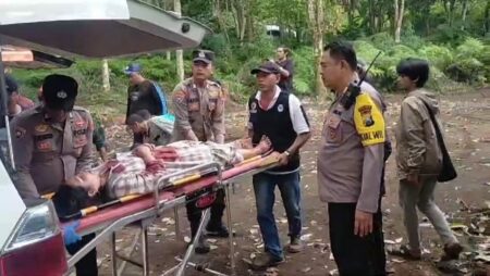Evakuasi korban kecelakaan tunggal di Jalan Raya Batu-pacet tepatnya di turunan area AMD Desa Sendi, Kecamatan Pacet, Kabupaten Mojokerto, Rabu (10/7/2024). [Foto: Ist]
