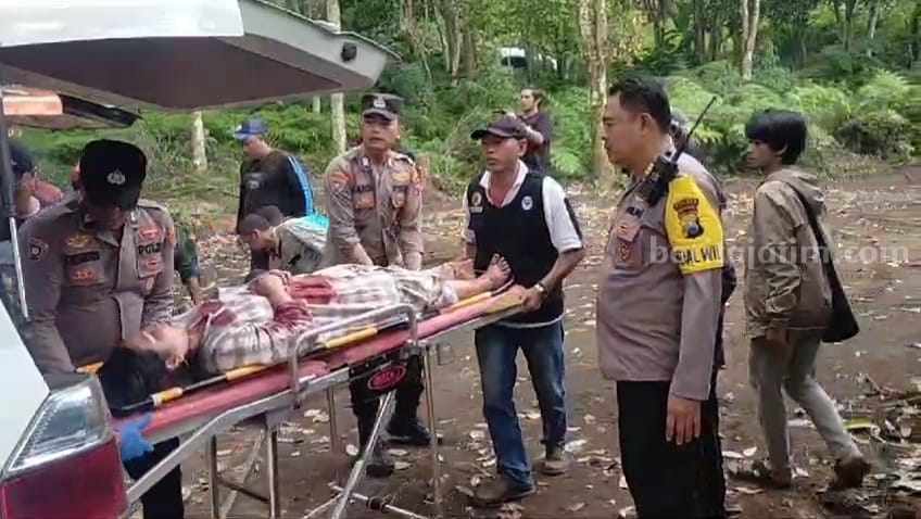 Evakuasi korban kecelakaan tunggal di Jalan Raya Batu-pacet tepatnya di turunan area AMD Desa Sendi, Kecamatan Pacet, Kabupaten Mojokerto, Rabu (10/7/2024). [Foto: Ist]
