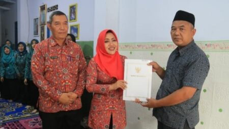 Bupati Mojokerto Ikfina Fahmawati saat menyerahkan SK Perpanjangan masa jabatan Kades Sentonorejo, Kecamatan Trowulan. [Foto: Ist]