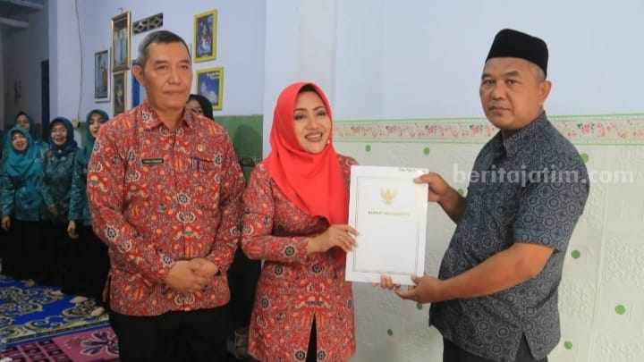 Bupati Mojokerto Ikfina Fahmawati saat menyerahkan SK Perpanjangan masa jabatan Kades Sentonorejo, Kecamatan Trowulan. [Foto: Ist]