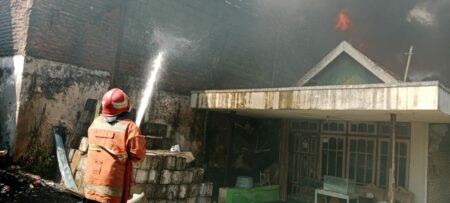 Pabrik Kasur Busa di Gresik Terbakar, Kerugian Miliaran Rupiah foto beritajatim