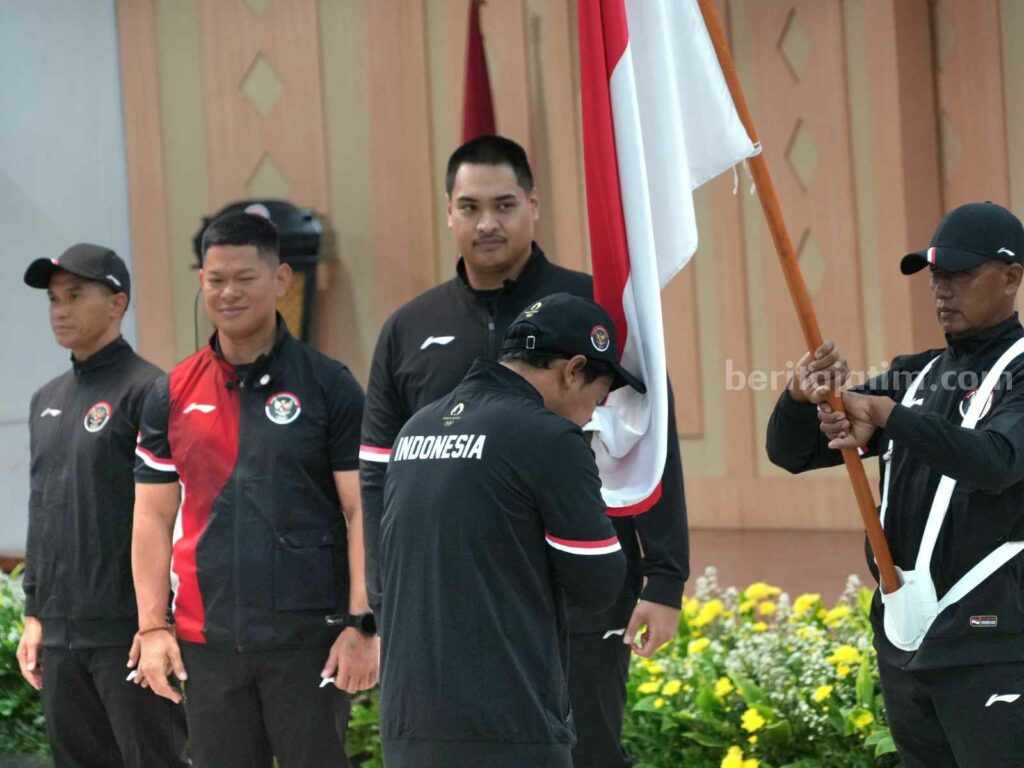 Penyerahan bendera Merah Putih dari Menteri Pemuda dan Olahraga RI Dito Ariotedjo kepada Chef de Mission (CdM) Kontingen Indonesia Anindya Novyan Bakrie.