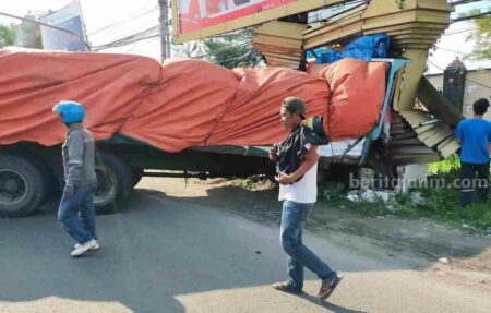 Foto truk tronton menabrak baliho reklame di exit tol Manyar Gresik.
