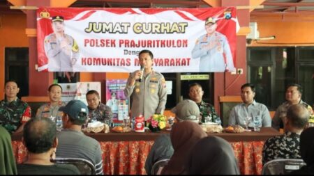 Kapolres Mojokerto Kota, AKBP Daniel S Marunduri saat memberikan edukasi terkait bahaya narkoba kepada masyarakat di Kelurahan Surodinawan, Kecamatan Prajurit Kulon, Kota Mojokerto. [Foto: Ist]