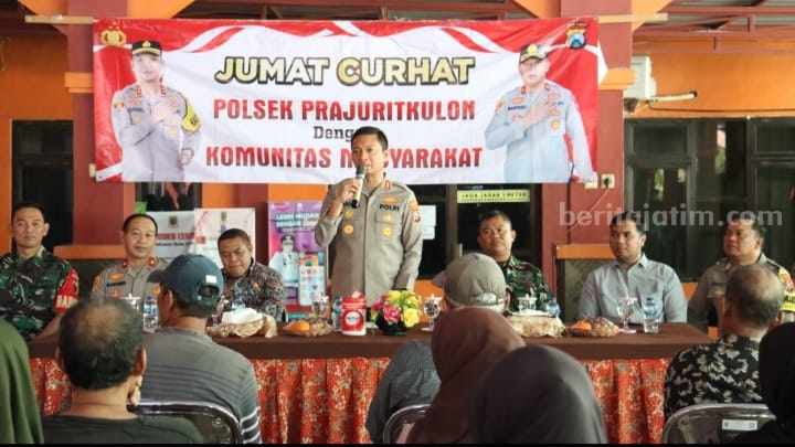 Kapolres Mojokerto Kota, AKBP Daniel S Marunduri saat memberikan edukasi terkait bahaya narkoba kepada masyarakat di Kelurahan Surodinawan, Kecamatan Prajurit Kulon, Kota Mojokerto. [Foto: Ist]