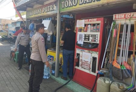 Pria di Malang Terekam CCTV Curi Rokok foto beritajatim