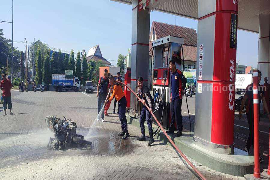 Sepeda Motor Terbakar di SPBU Raci Pasuruan, Pengemudi Selamat
