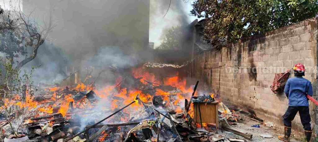 Petugas Damkar Gresik saat memadamkan api yang melalap rumah warga.