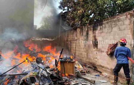 Rumah Warga Gresik Terbakar, Surat Sertifikat Ikut Hangus Petugas Damkar Gresik saat memadamkan api yang melalap rumah warga.
