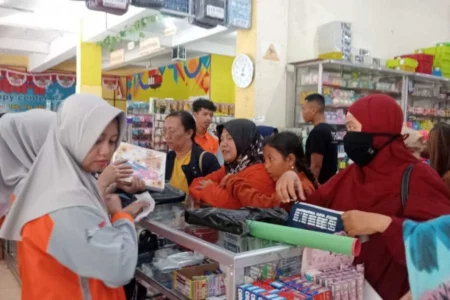 Toko Buku di Magetan Diserbu Jelang Tahun Ajaran Baru Sejumlah orang tua yang membelinalat tulis di Toko Buku Pen A Magetan, Minggu (14/07/2024)