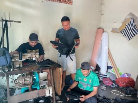  Salah satu pengrajin tas, Rizvian Miftakhudin (32) saat mengecek langsung proses pembuatan tas miliknya. [Foto : ist]