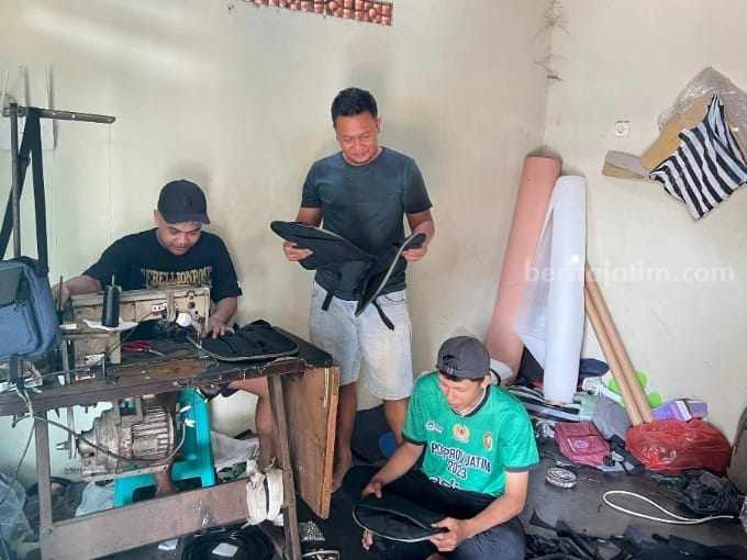  Salah satu pengrajin tas, Rizvian Miftakhudin (32) saat mengecek langsung proses pembuatan tas miliknya. [Foto : ist]