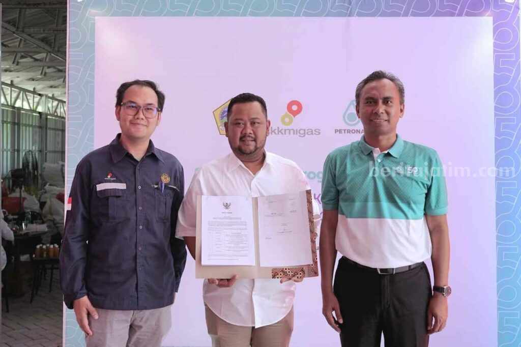 Foto penyerahan pengelolaan TPS3R dari Presdir Petronas Yuzaini MD Yusof (kanan) kepada Bupati Gresik Fandi Akhmad Yani (tengah) di Desa Manyarejo.