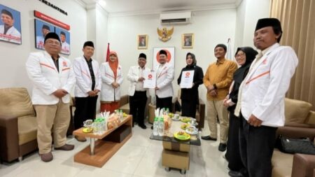Bakal Calon Bupati Mojokerto dan Wakil Bupati Mojokerto, Ikfina Fahmawati dan Sa'dulloh Syarofi saat menerima surat rekomendasi dari PKS di Kantor DPW PKS Jawa Timur. [Foto: Ist]