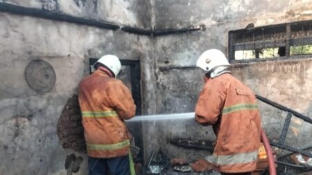 Lupa Matikan Kompor, Rumah di Mojokerto Terbakar