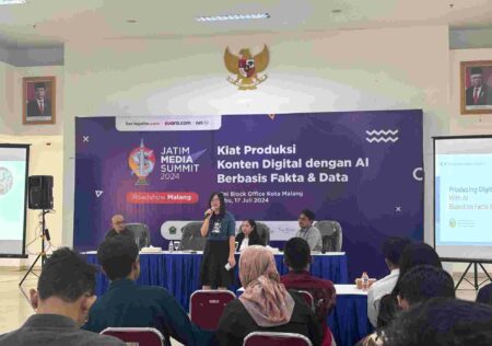Roadshow JMS 2024 Malang, Esther Irawati: AI Bukan Pengganti Manusia Dr. Ir. Esther Irawati Setiawan, S.Kom, M.Kom CGE Machine Learning & GDG Surabaya Organizer (Dani Alifian/Beritajatim.com)