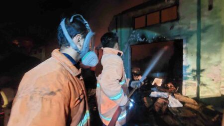 Petugas damkar memadamkan api yang membakar gudang furniture yang berada di kompleks Detasemen Zeni Bangunan I/V Sub Denzibeng 021/V di Jalan Raya Dusun Kenongo, Desa Mlirip, Kecamatan Jetis, Kabupaten Mojokerto. [Foto : ist]