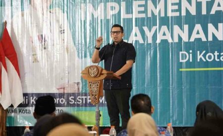 Pj Wali Kota Mojokerto Moh Ali Kuncoro saat melakukan kick off implementasi ILP di salah satu hotel di Kota Mojokerto. [Foto : ist]